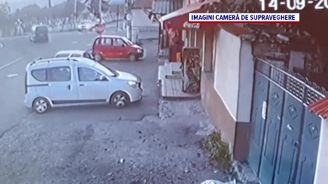 Momentul în care o mașină este spulberată de un TIR. Trei persoane au fost rănite