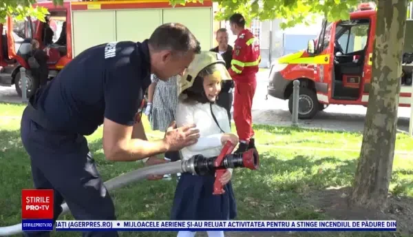 Zi specială pentru pompierii din România. Copii au asistat la demonstrații și exerciții în Alba Iulia și Târgu Mureș