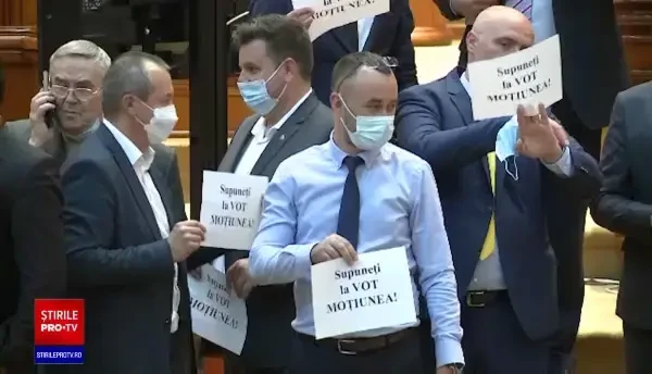 Incidente în Parlament. Deputații AUR au protestat: ”Supuneţi la vot moţiunea”
