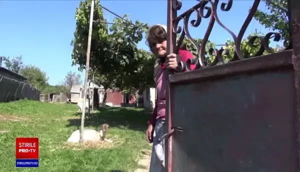 Suferința unei bătrâne care a rămas pe drumuri după ce i-a ars casa. Are 5 copii, dar niciunul nu o ajută