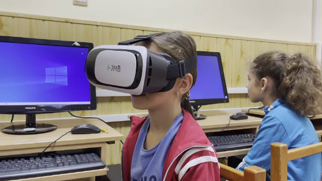 Laboratoare de informatică noi pentru sute de copii din Transilvania. Sunt dotate cu laptopuri performante