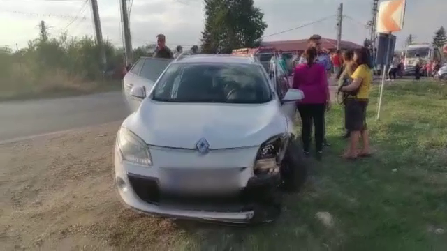 Coliziune între un autoturism și un microbuz. O femeie a fost rănită și a ajuns la spital