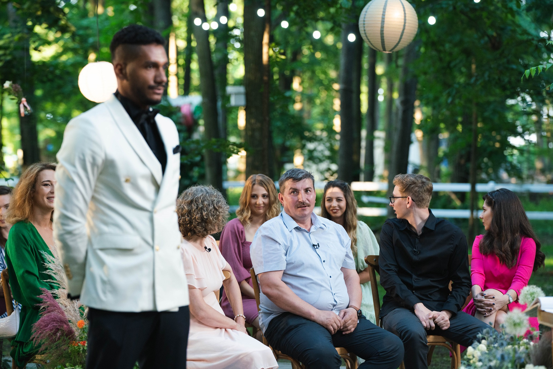 Un bussiness manager de succes s-a căsătorit cu o jurnalistă, la prima vedere. Reacția părinților miresei