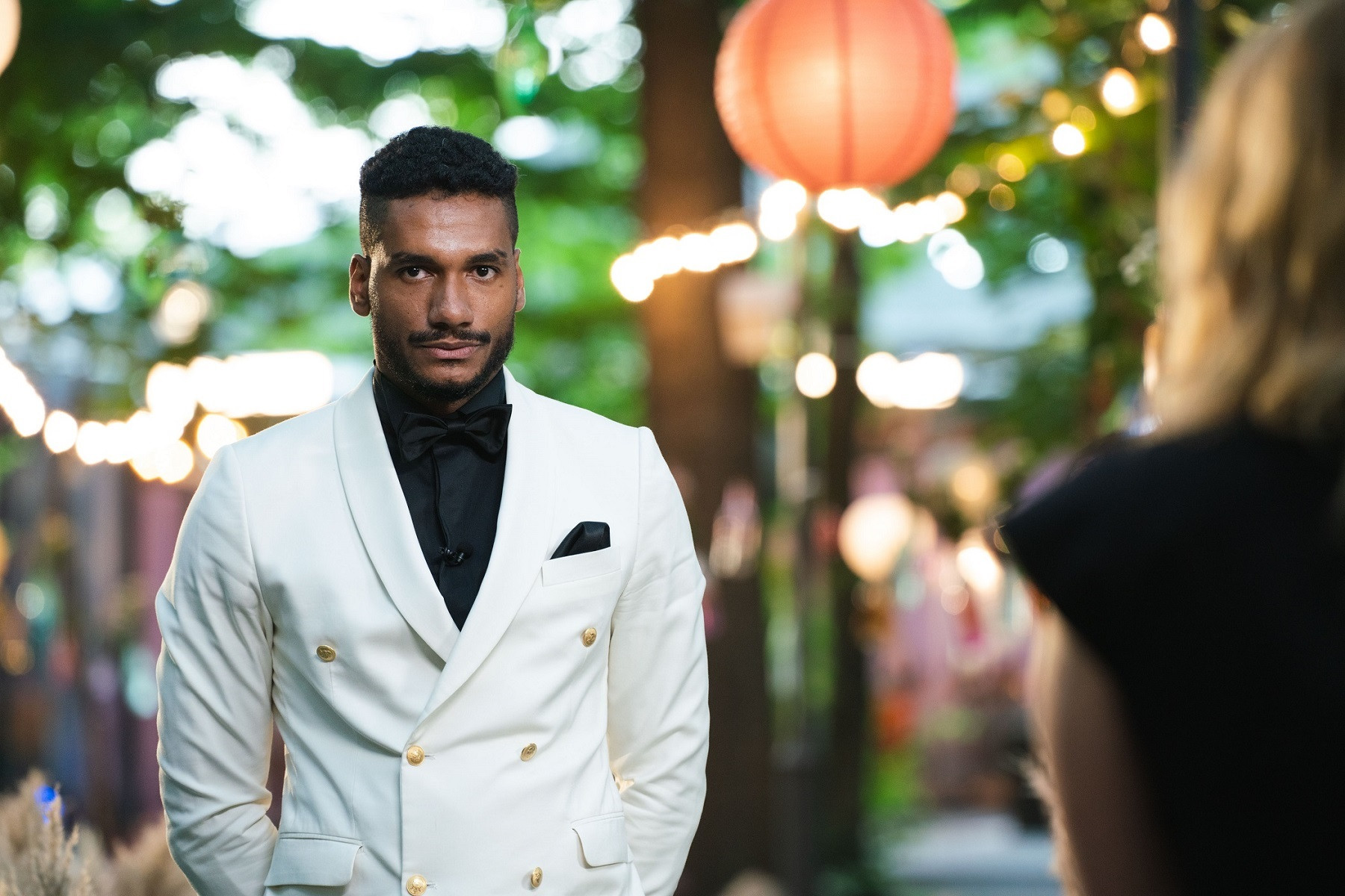 Un bussiness manager de succes s-a căsătorit cu o jurnalistă, la prima vedere. Reacția părinților miresei