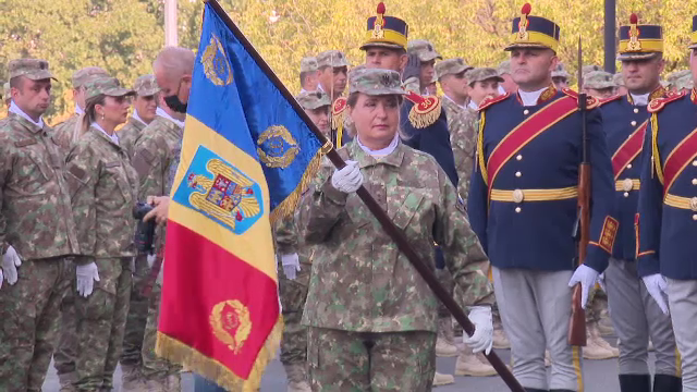 Medicii „Spitalului Militar Central” din București au primit în mod simbolic drapelul de luptă. Klaus Iohannis a fost prezent