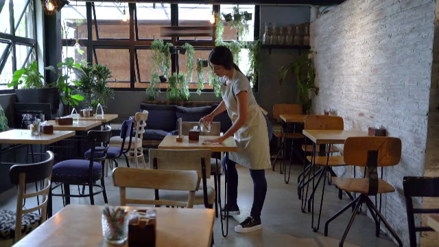 Tot mai mulți studenți români pleacă în SUA cu ajutorul „Work and Travel”. Ce salarii primesc