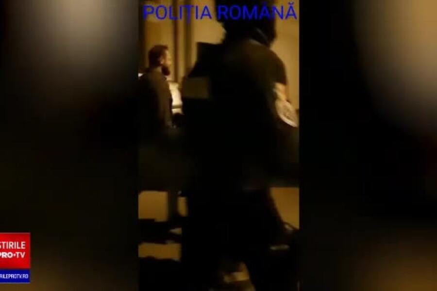 Un bărbat a început să alerge pe acoperișurile vecinilor, după ce poliția i-a bătut la ușă. Era traficant de droguri. VIDEO