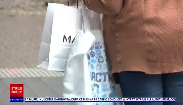 Ce soluții au găsit mai multe țări din UE, după ce pungile din plastic au fost interzise: ”De obicei le aruncăm”