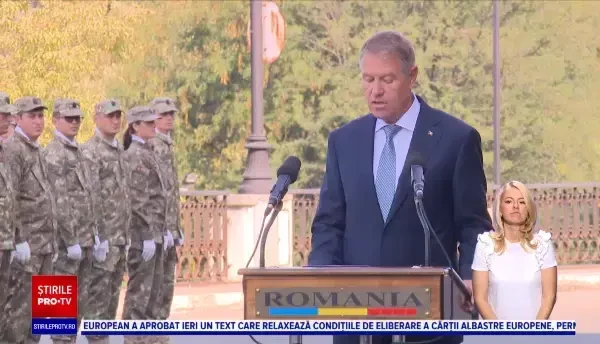 Medicii „Spitalului Militar Central” din București au primit în mod simbolic drapelul de luptă. Klaus Iohannis a fost prezent