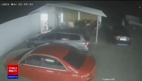 Tânăr snopit în bătaie de un polițist, într-o spălătorie auto. „Motivul principal este invidia”