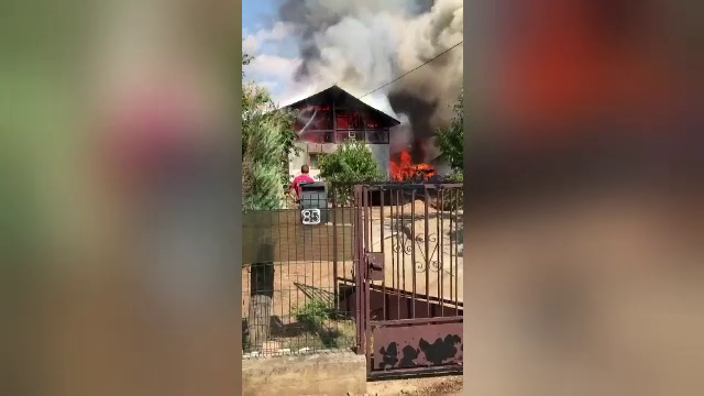Patru case alăturate au fost cuprinse de flăcări, în Băicoi. Mai multe butelii au explodat