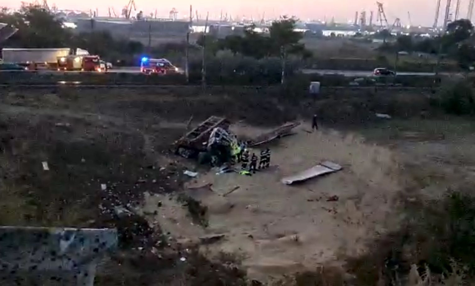 Șofer de TIR mort după ce s-a răsturnat într-o prăpastie, în apropiere de Constanța