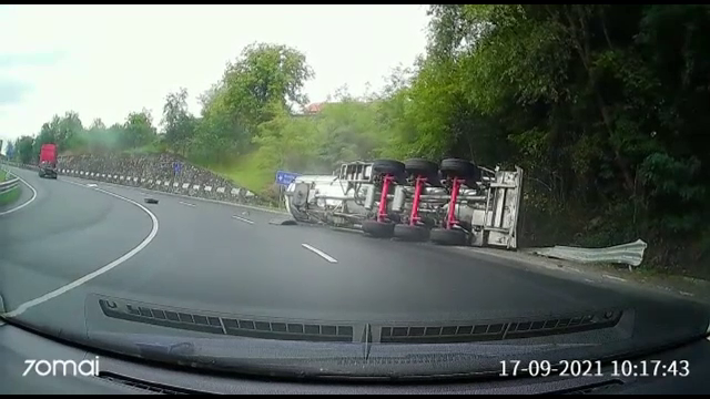 Un TIR încărcat cu vin a ajuns într-un șanț din cauza vitezei, în Hunedoara