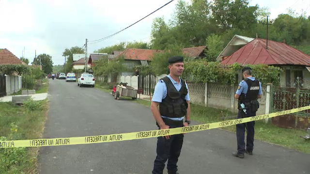 Localnicii unei comune din Gorj, teorizați de un fost pușcăriaș. Bărbatul a atacat polițiștii cu o secure