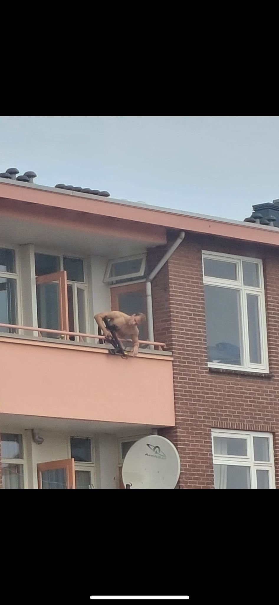 VIDEO. Bărbat filmat când trage cu arbaleta în trecători, de la balcon. Două persoane au murit și alta a fost rănită