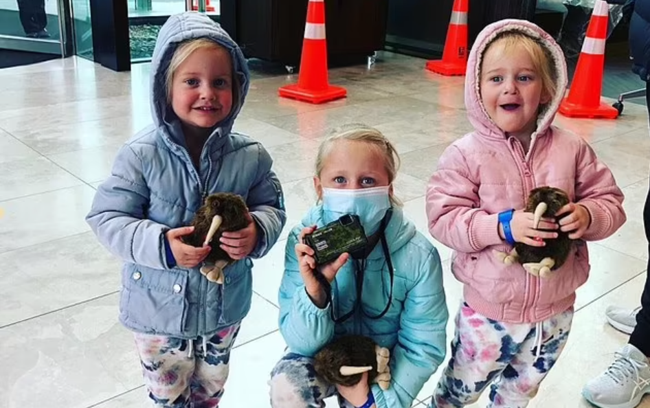 O mamă și-a omorât cele trei fiice după ce au ieșit din izolare. Tatăl a fost cel care a descoperit cadavrele