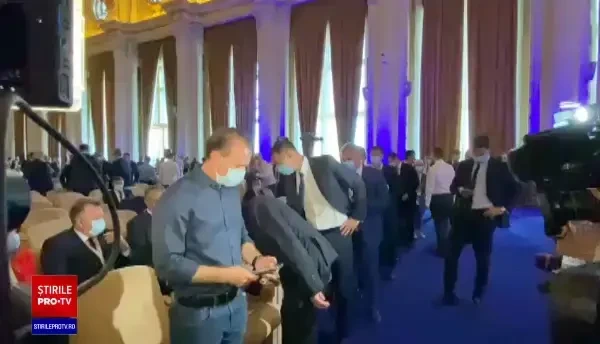 ”Rivalii” Orban și Cîțu și-au strâns mâinile în fața presei. Gorghiu: ”Mai stați o tură”