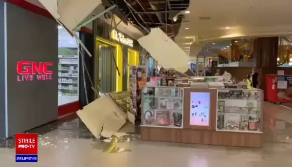 Tavanul unui mall din Cluj s-a prăbușit peste un stand sub ochii clienților
