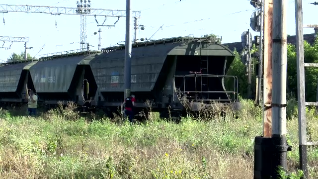 Un copil de 14 ani s-a electrocutat după ce s-a urcat pe un tren. Are arsuri pe 70% din suprafața corpului