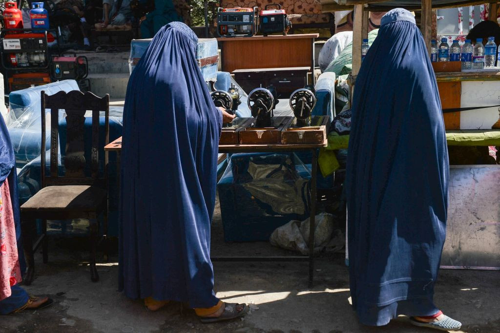 Talibanii au întrerupt în forţă o manifestaţie pentru dreptul la educaţie al femeilor