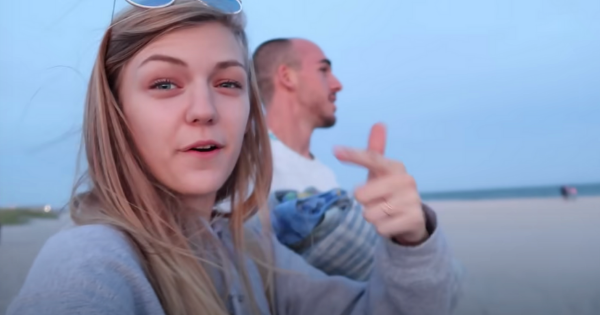 Cadavrul unei tinere turiste a fost descoperit într-un parc. Iubitul ei este dat dispărut