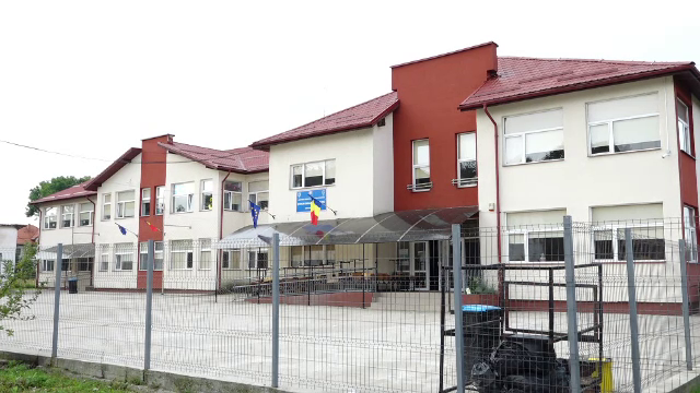 O elevă de 8 ani din Maramureș, trasă de păr și bătută cu cărțile peste cap de o învățătoare