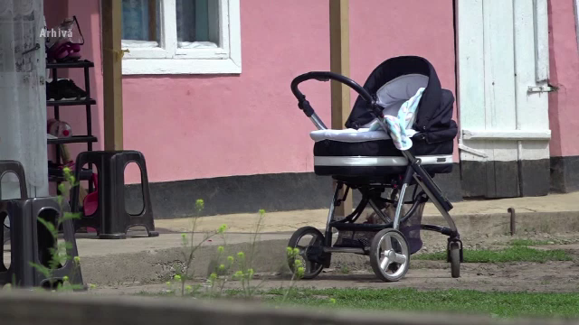 O fetiță de 1 an din Vaslui se zbate între viață și moarte după ce s-a înecat în găleata cu apă