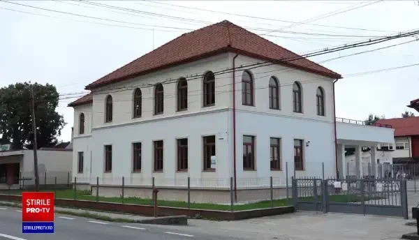 O elevă de 8 ani din Maramureș, trasă de păr și bătută cu cărțile peste cap de o învățătoare