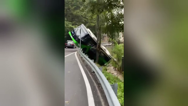 Un autobuz din Brașov s-a răsturnat în Pârâul Graft. Cauza ar fi fost o „intervenție tehnică”