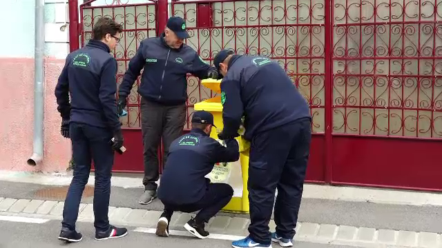 În Bistrița, inspectorii caută în gunoaiele oamenilor să vadă dacă le-au selectat. Vor fi și amenzi: ”Pricepe lumea mai greu”