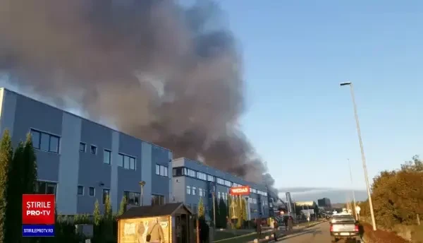 Un incendiu a izbucnit la o hală din Cluj