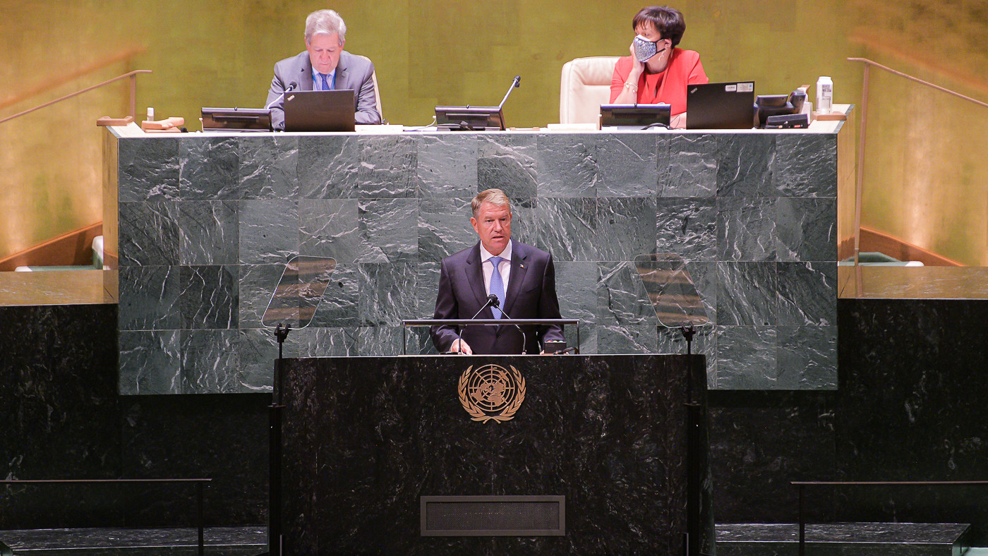 Iohannis spune că vaccinarea va trebui să devină obligatorie pentru anumite categorii din domenii esenţiale