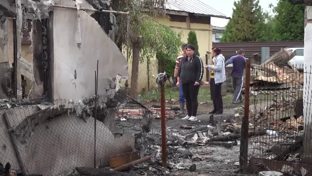 Patru frați au rămas pe drumuri, după ce le-a ars casa. Unul este grav bolnav