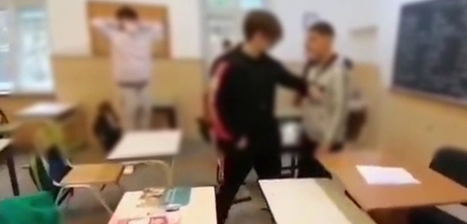 Elevi din Lipova, reținuți după ce au bătut un coleg. Victima a ajuns la neuropsihiatrie