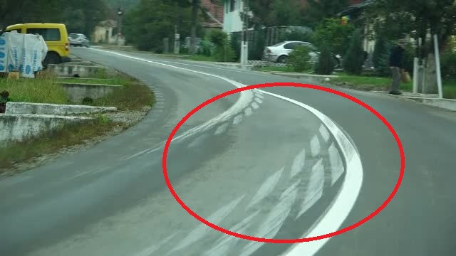 Lucrări de tot râsul pe un drum din Bistrița. Marcajele rutiere par desenate de copii