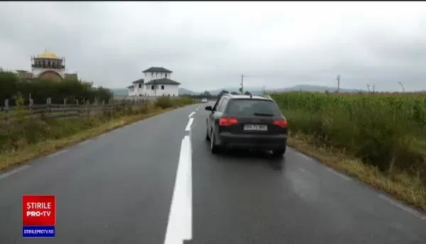 Lucrări de tot râsul pe un drum din Bistrița. Marcajele rutiere par desenate de copii