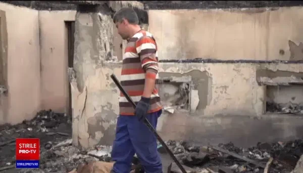 Patru frați au rămas pe drumuri, după ce le-a ars casa. Cel mic, imobilizat la pat, a fost salvat de fratele mai mare