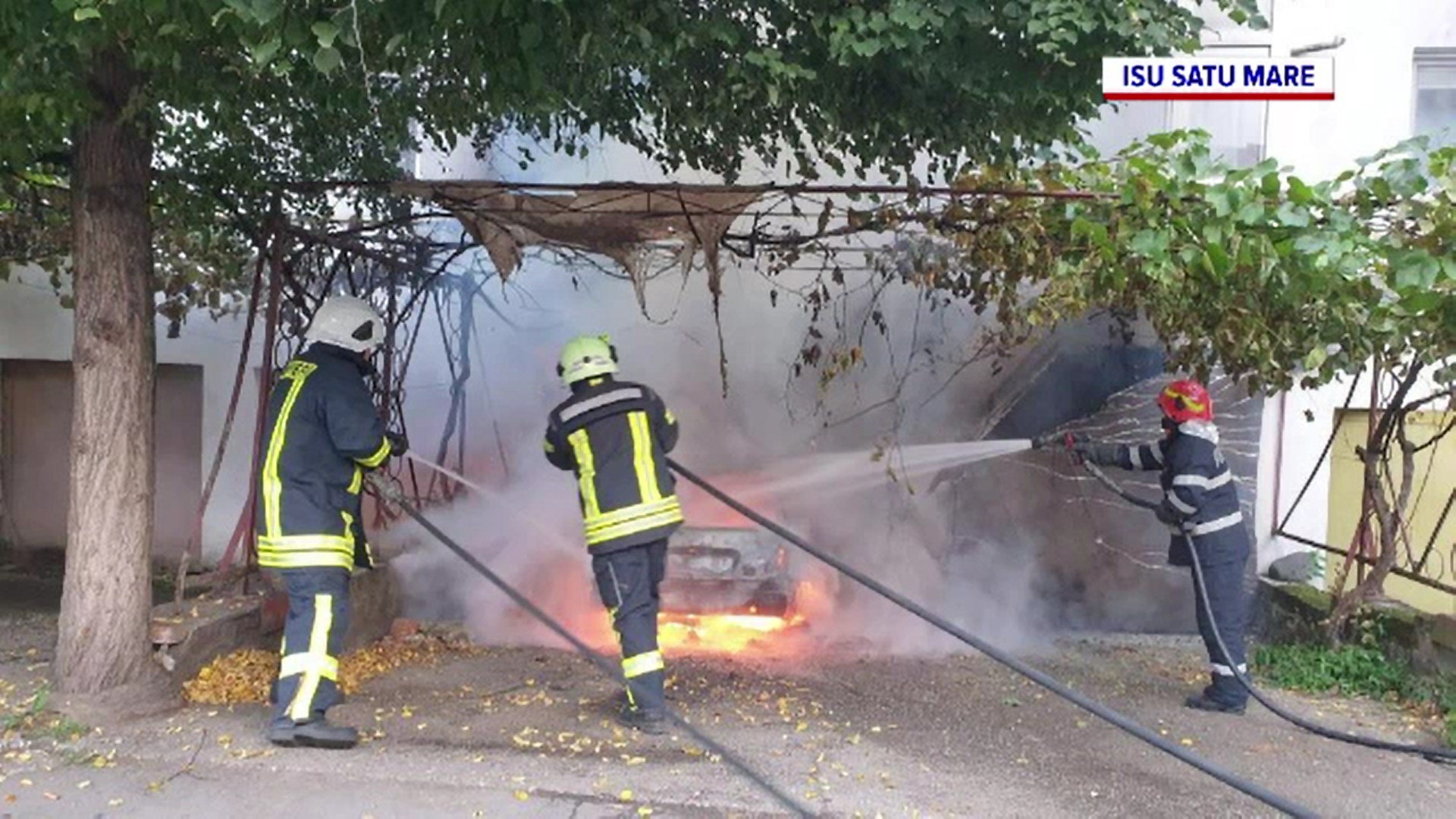 Momente de panică în Satu Mare. O mașină parcată în dreptul unui bloc a fost mistuită de flăcări