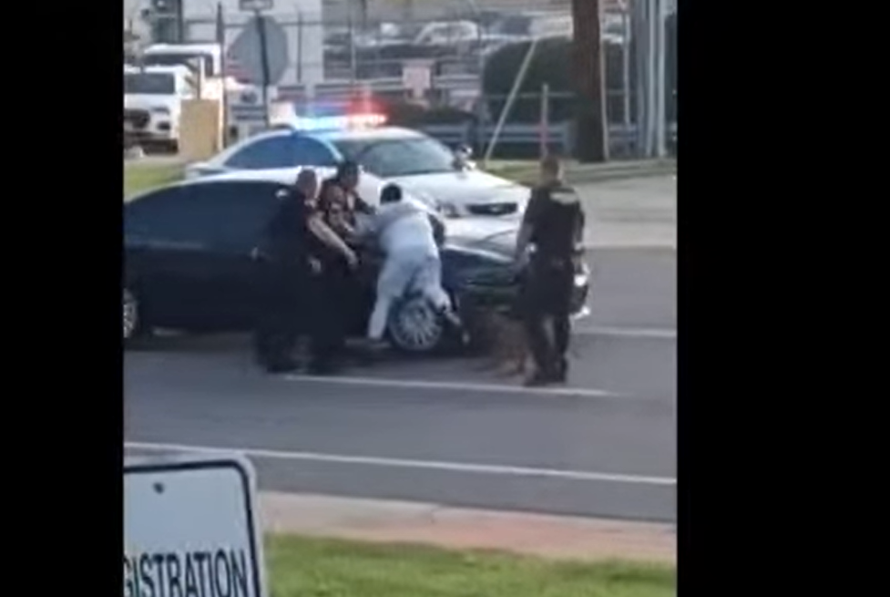 VIDEO Bărbat de culoare, mușcat agresiv de câinele poliției chiar sub ochii ofițerilor. Cum se scuză oamenii legii