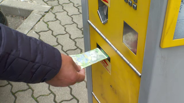 Șoferii din Arad, supărați de sistemul de plată al parcărilor. Aparatele nu funcționează, iar banii le sunt luați