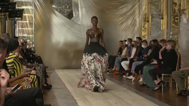 Lux și eleganță la Săptămâna Modei de la Milano. Designeri celebrii au prezentat noile colecții ale anului viitor