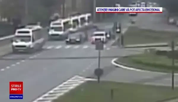 VIDEO. Momentul în care un pieton care trece pe roșu este lovit de o mașină, la Timișoara