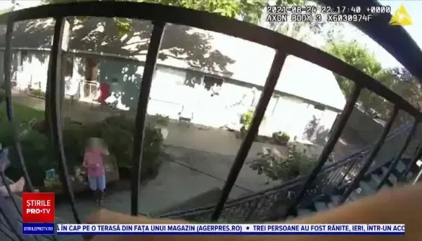 Momentul emoționant în care o fetiță este salvată de polițiști după ce a rămas cu capul blocat într-o balustradă