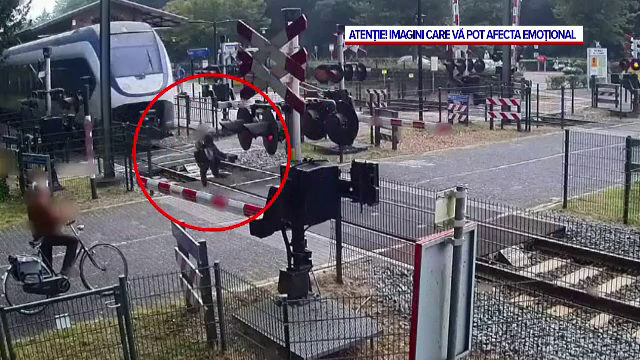 Inconștiență fără limite. Momentul șocant în care o femeie a fost la un pas de a fi lovită în plin de un tren