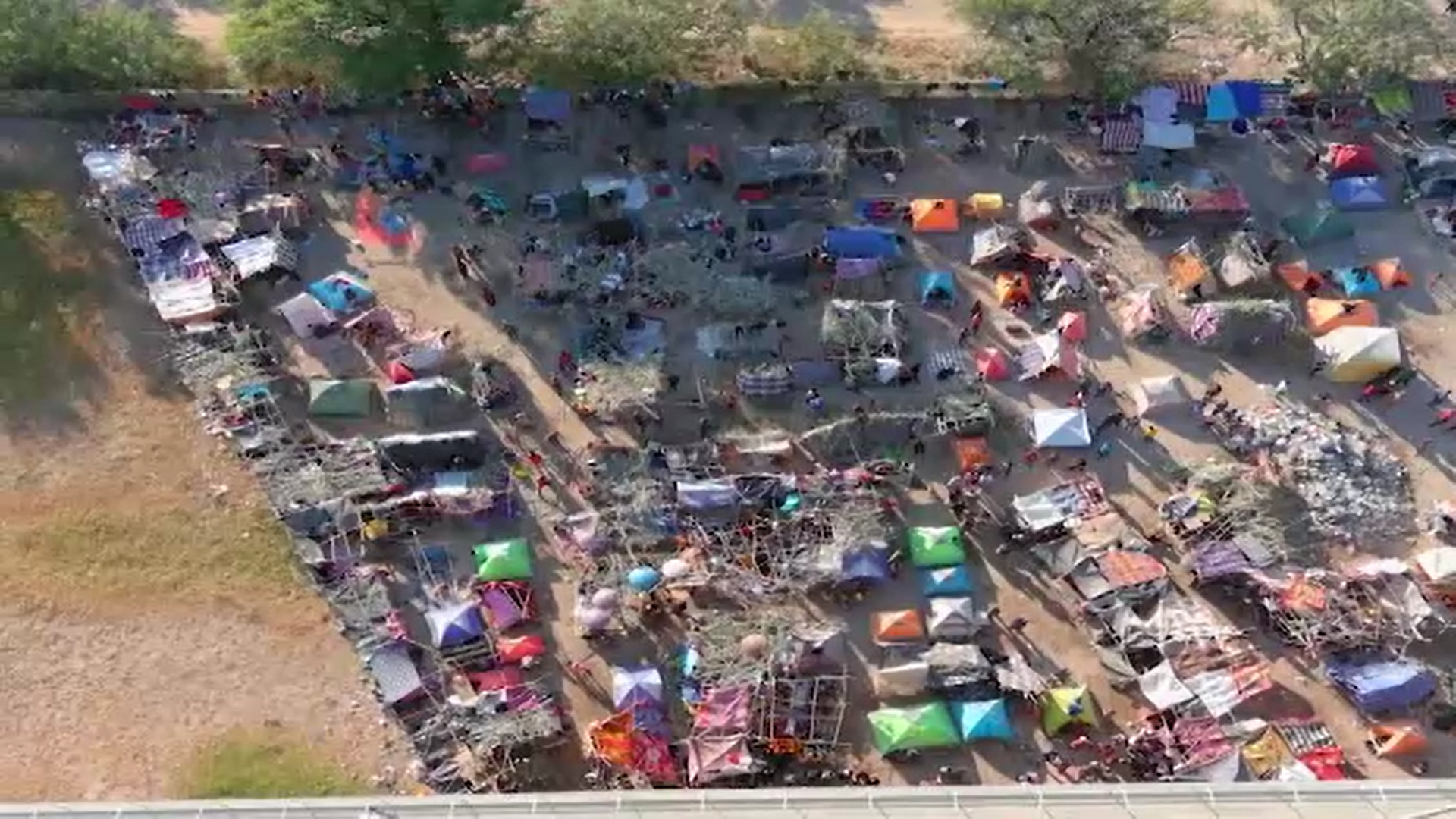 Criza migranților din SUA continuă. 4.000 de oameni se adăpostesc sub un pod, în condiții mizere