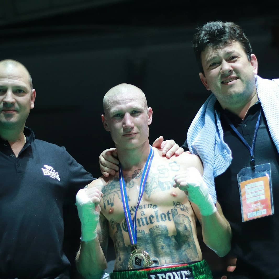 Un boxer italian a fost suspendat din cauza tatuajelor. Ce are desenat pe corp