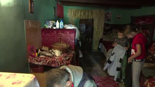 Rămas văduv la 50 de ani, un tată se chinuie din răsputeri să-și crească cei doi copii