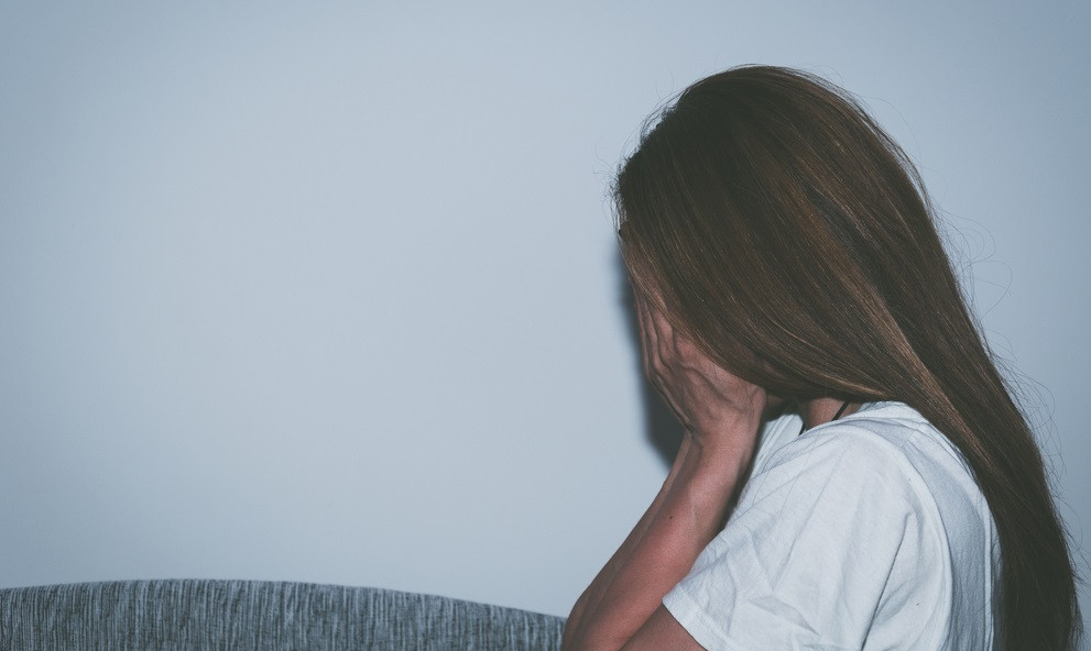 O tânără din Craiova s-a aruncat de la etajul 3 al unui bloc, după ce a fost violată. Ce spun anchetatorii