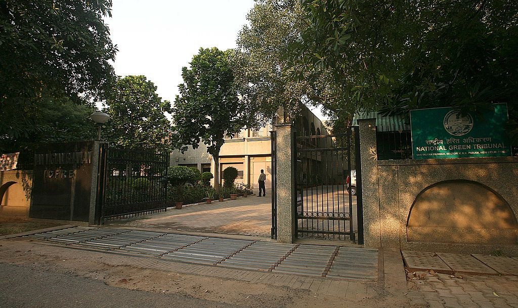 VIDEO. Un gangster a fost asasinat într-o sală de judecată a tribunalului din India. Ucigașii s-au dat drept avocați