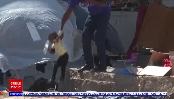 Criza migranților din SUA continuă. 4.000 de oameni se adăpostesc sub un pod, în condiții mizere